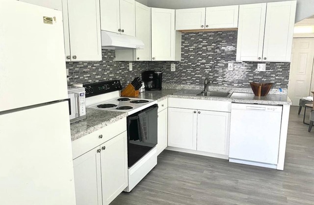 2 bed / 1.5 bath - Sleeps 6 -Comfy Hamilton home