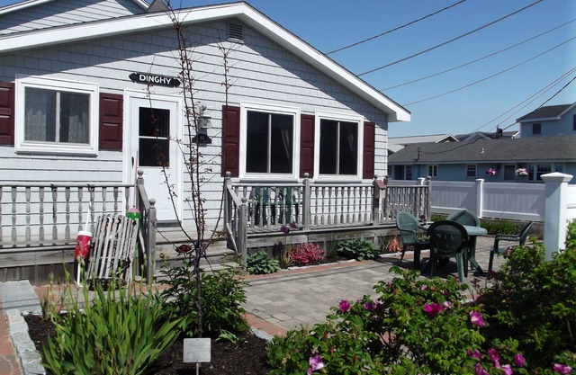 2 bed, 1 bath home just a short walk to the beach access, Laundry, WiFi