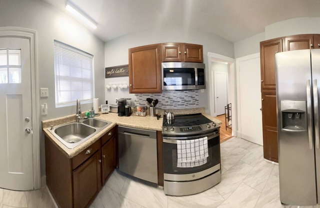2 Bed, 1 Bath home Near Hospital & Hospice Ideal for Medical or Family Visits!