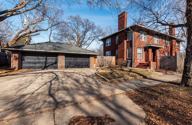 2 Bed 1 Bath Property in College Hill with Garage!
