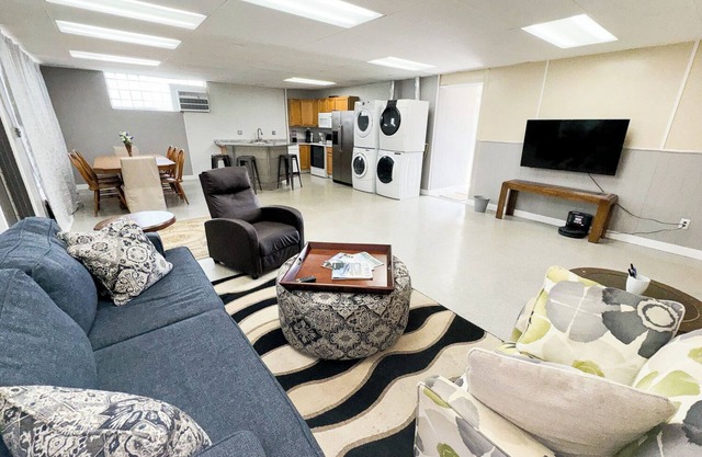 2 Bed, 1 Bath Ranch Style, Ground Floor Unit, Sleeps 6, Newly Renovated!!!