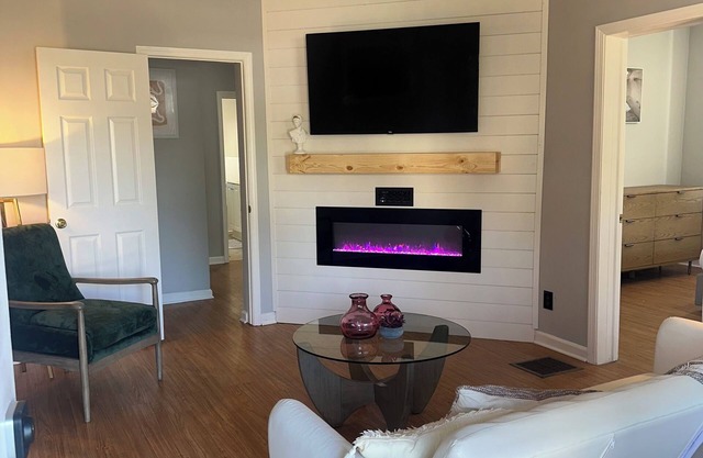 2 Bed 1 Bath W/ Fireplace , 10min from DTW