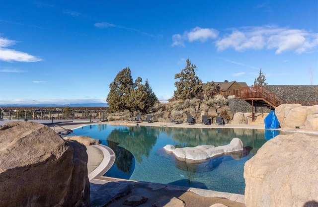 Three Sisters Cabin at Brasada Ranch, 2 Master Suites, Resort Amenities, Covered