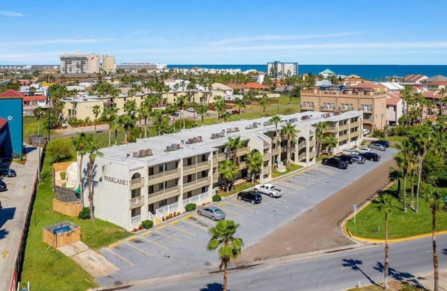 2 Bed 2 Bath Condo by Beach with Resort Pool