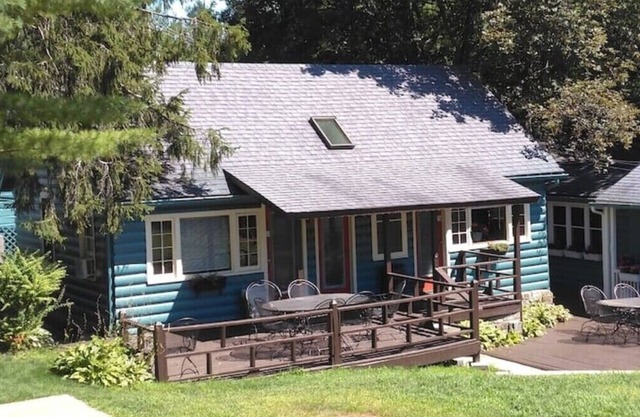 2 Bed /2 bath cabin w/ Lake George access