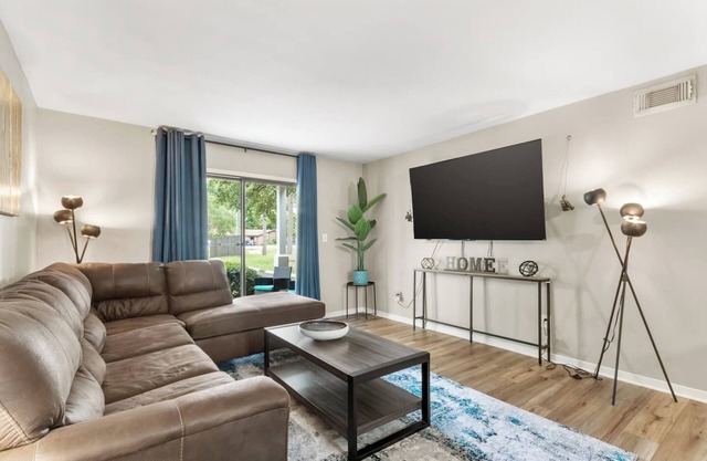 2 bed/ 2 bath condo w/ Fenced Yard * Dog Friendly * Bears Den C