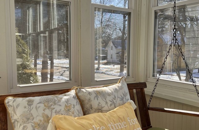 2 Bed, 2 Bath Cozy Home Across from Zoo in the heart of Baraboo.
