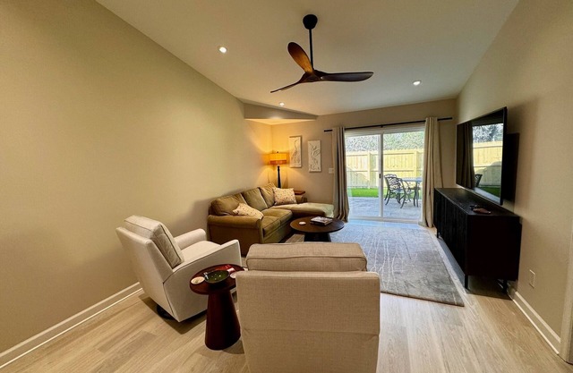 2 bed/ 2 bath! Fenced in yard-close to the beach and dwntn CHS!
