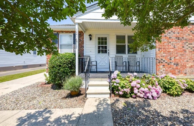 2 bed/2 bath not far from the Beach!