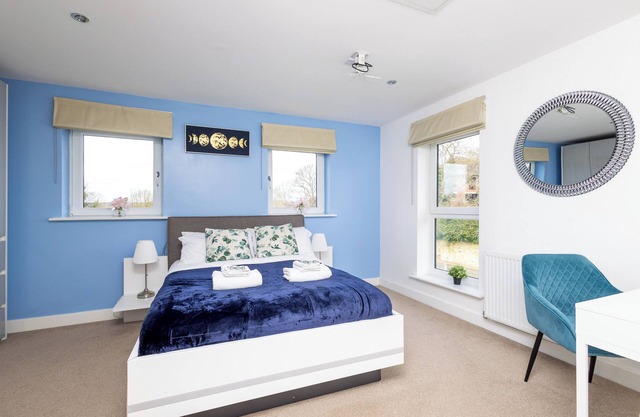 2 Bed 2 Bath | Parking | WiFi | En-suite's | Self Checkin | Balcony | Workspace