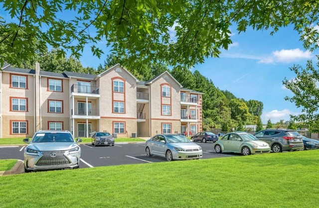 2 bed/2 Full Bath+Washer and Dryer and Com Kitchen