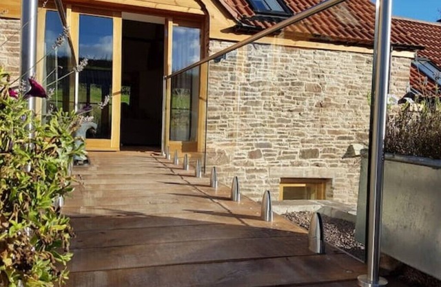 2 bed Barn, open living space , pet friendly, rural, with easy access from M4