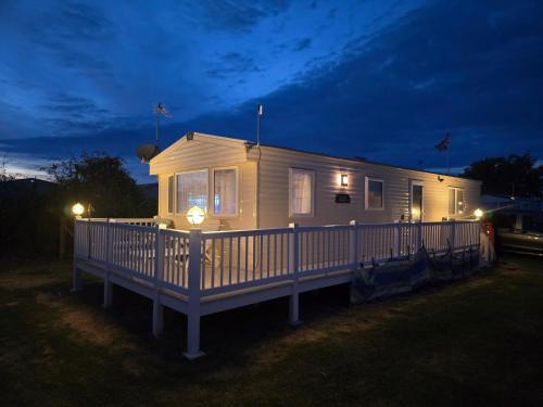 2 Bed Caravan With Decking