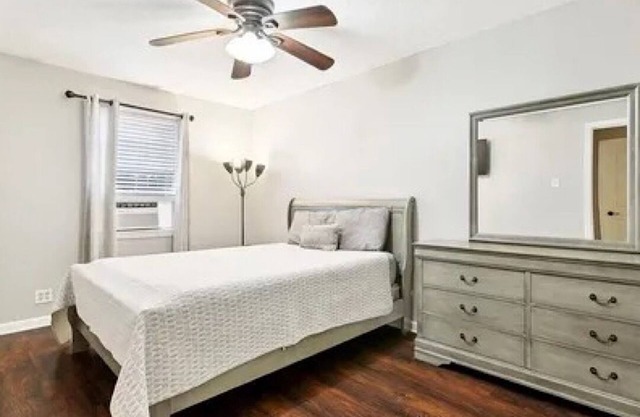 Jazzfest+ NO CLEANING FEE!!! 2 bed condo - 1 block to Quarter. Very walkable.