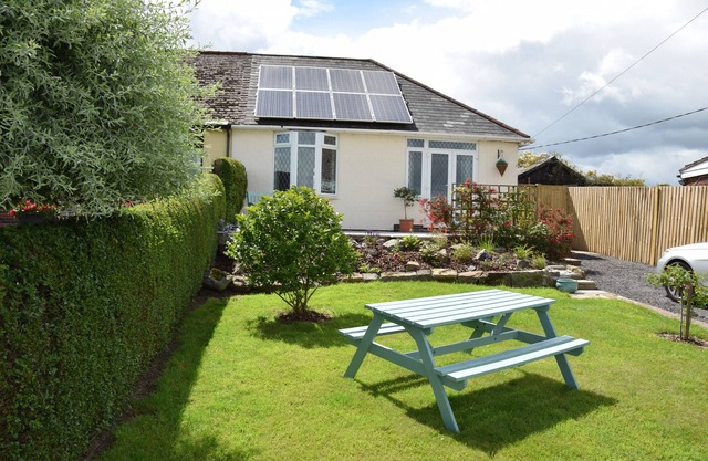 Inviting light and airy 2-Bed Cottage