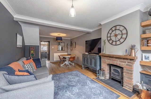 2 Bed Cozy Cottage with Log Burner