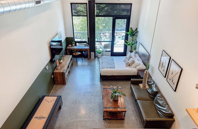 2 Bed DTSA Loft with Gym - AC - 65"4K TV - 6 miles to Disney