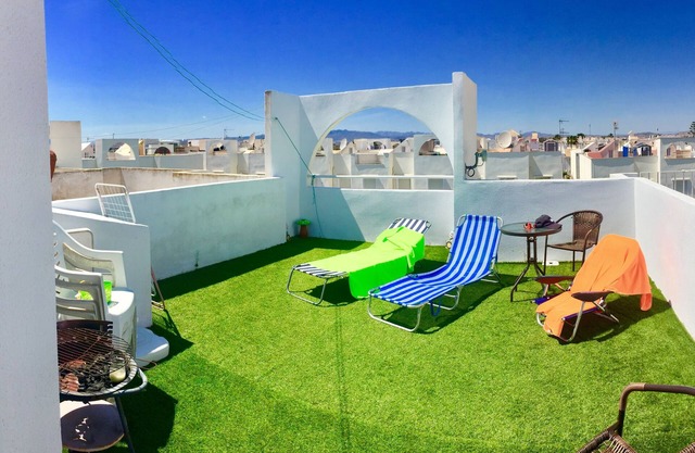 Duplex 2 chambres avec grande piscine et terrasse ensoleillée près de la plage et du golf