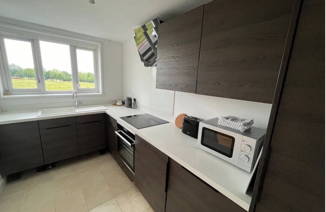 2 Bed flat close to Elizabeth Line