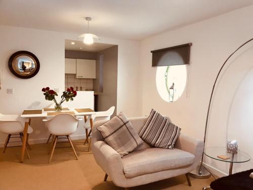 2 bed GF Docklands Apartment - Free Parking for 1 car
