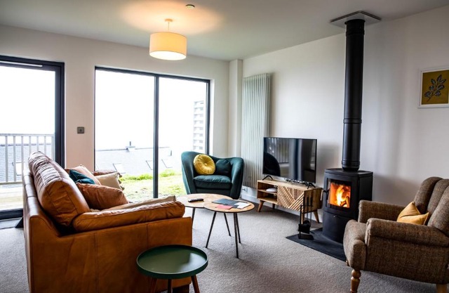 2 Bed Ground Floor Apartment - 7 Plas