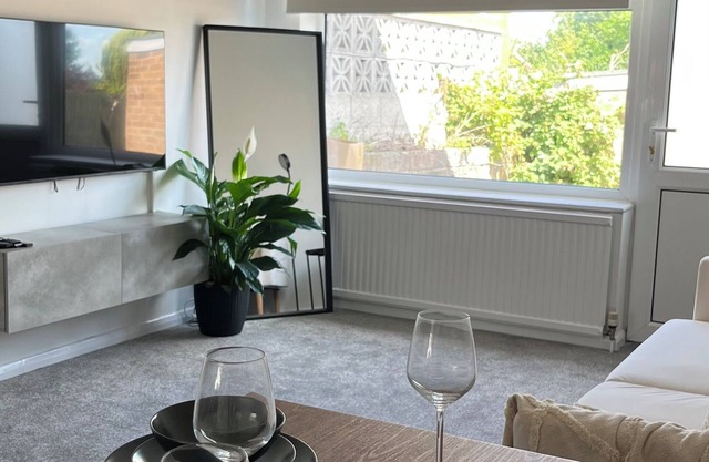 2 bed house free parking - discounts for contractors and long stays