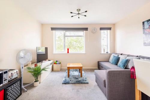 2 Bed House - Sleeps 8 - Wifi - Parking