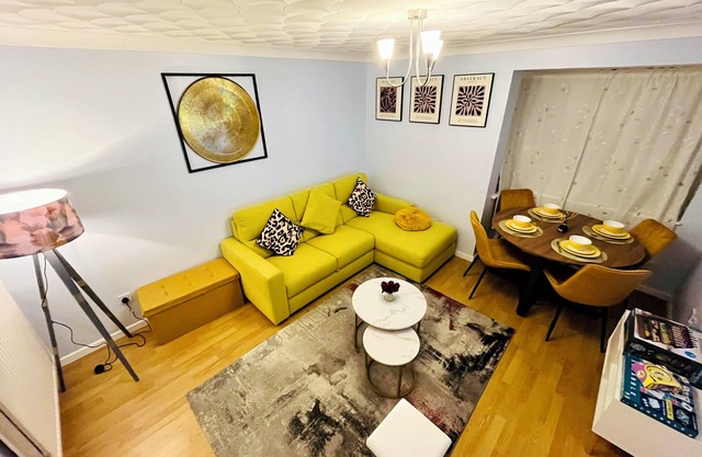 2‑Bed Luxe Retreat: Steps from Leagrave, L&D & the Airport