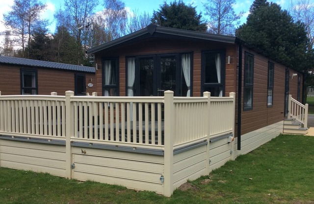 2 Bed Luxury Lodge With Hot Tub Allerthorpe York