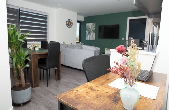 2 Bed Luxury Modern Apartment/ Close To Birmingham Central/ Free On Road Parking