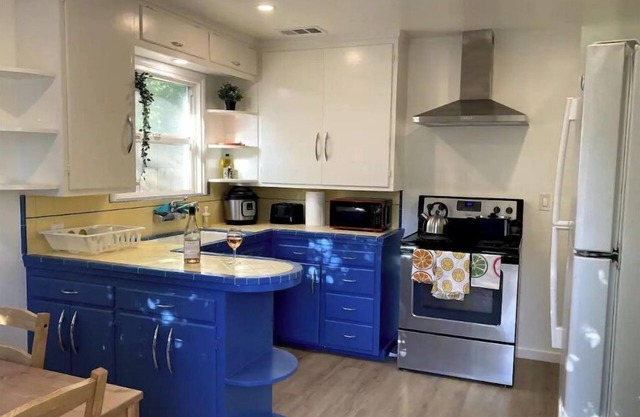 2 Bed Near Doctors Hospital: Beautiful, Sunny, New