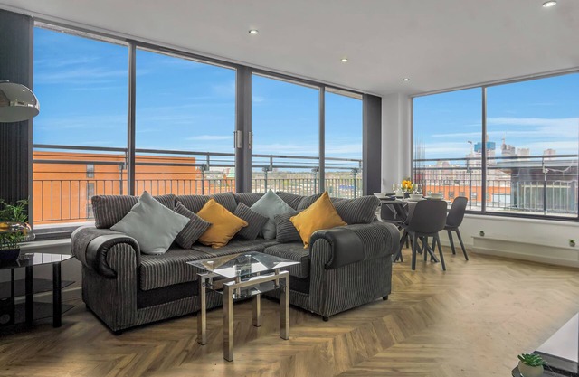 2 Bed Penthouse with Beautiful City Views