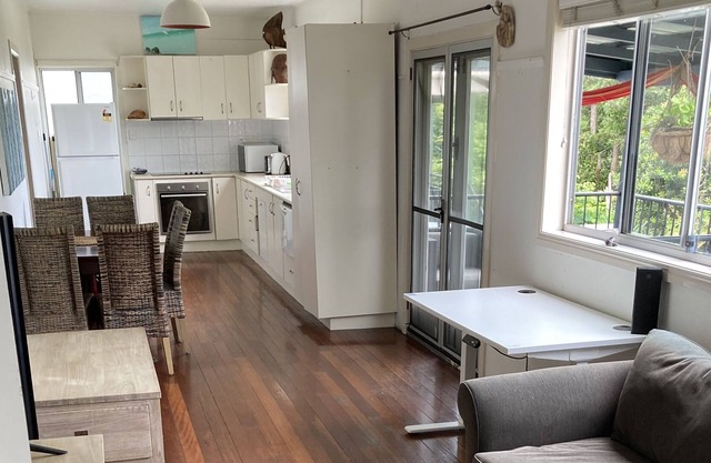 2 bed, pet friendly Sea Views Apartment, Wi-Fi, BBQ, court yard
