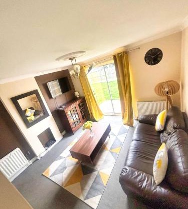 2 Bed Semi - Sleeps 4 - Private Garden & Parking 2 Cars - Quiet Cul De Sac Location - Dog Friendly - Fast Wifi - Close to Motorway Access