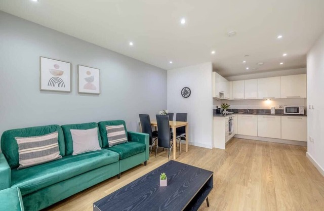 2 BED @ SLOUGH STATION & PARKING-LONDON IN 20 MINS