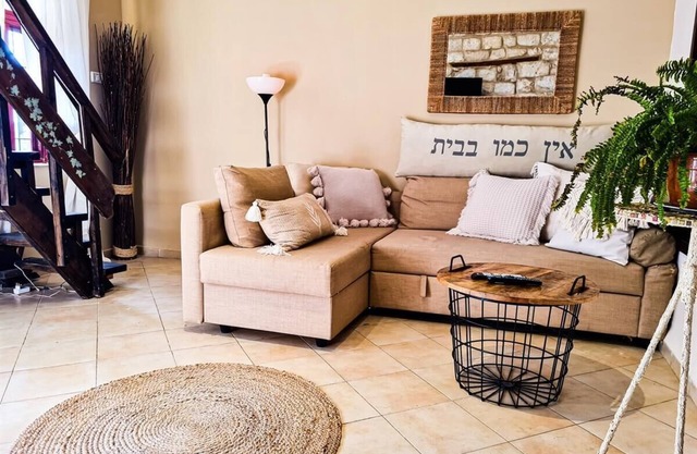 2 Bed Suite in the Old City and Commercial District. 2 Balconies, Meiron Scenery