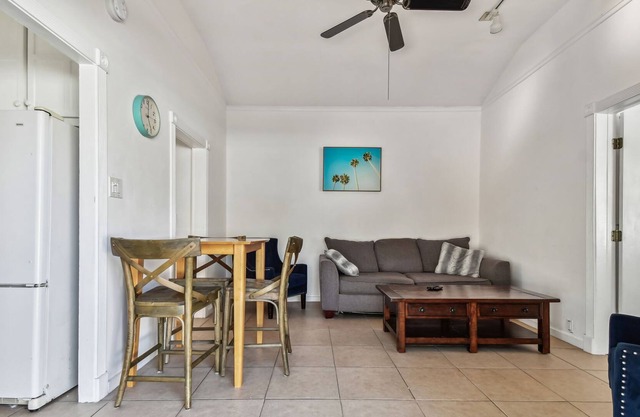 2 bed Villa in Relaxing Pass-A-Grille. Half a Block from the Beach