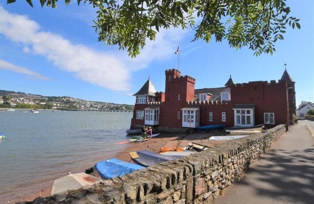 2 bed wing ON the beach in historic building. Quaint level seaside village.