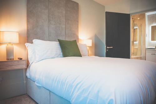 2 Bed WITH OPEN BALCONY RIVER VIEW!