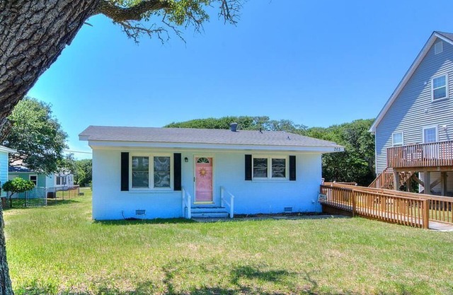2 Bedroom 1.5 Bath House, Walk to the Beach, Dog Friendly, Sleeps 5