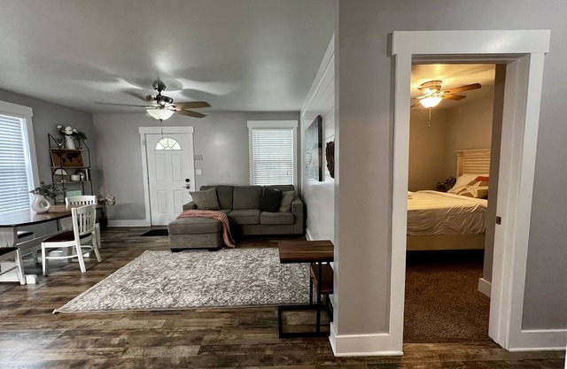 Chambre complète confortable avec salle de bain partagée au bord de Charleston près de l'aéroport