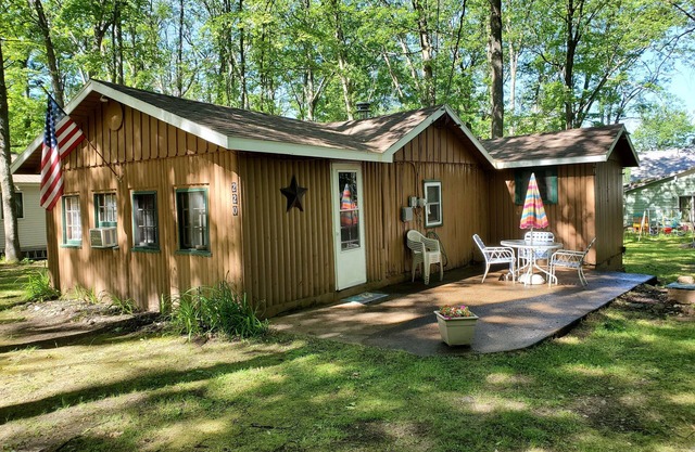 2 chambres, 1 cabine de bain avec accès au lac Budd, juste au bord de l'eau.