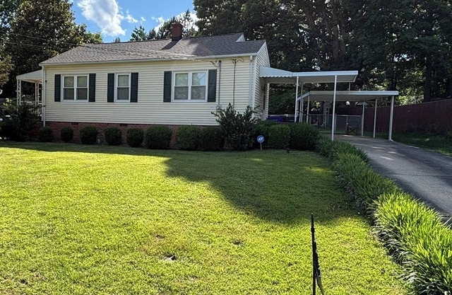 2 bedroom, 1 bath is walking distance to downtown Siler City. 2 King beds.