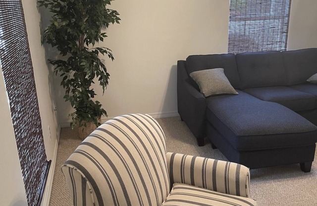 2 bedroom 1 bathroom house minutes from the beach
