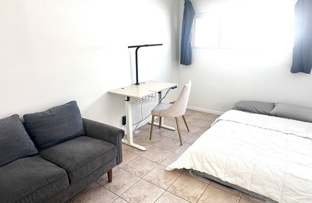2 Bedroom 1 Bathroom super clean at center location in LA