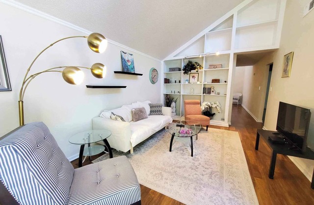 2 bedroom, 1 bathroom with lots of natural light