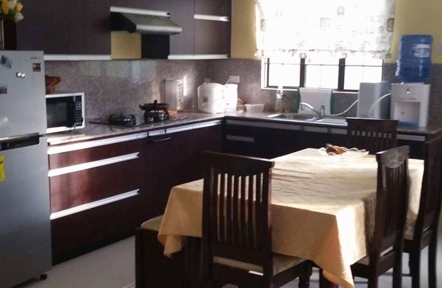 2 chambres, 1 salle de bain privée et 1 salle de bain commune avec cuisine équipée et wifi