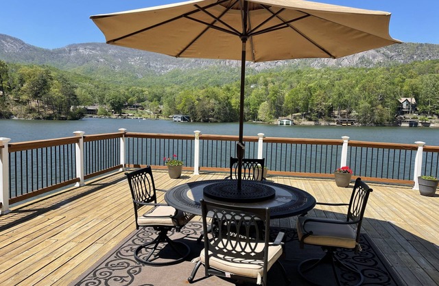 2 Bedroom 2 Bath.. Beautiful Cabin on the waters of Lake Lure!
