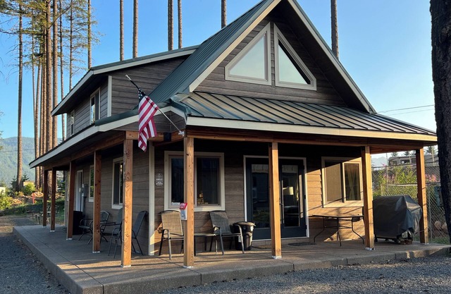 2 Bedroom / 2 Bath Cabin with Lots of Parking for Boat, Snow Mobile and ATV's