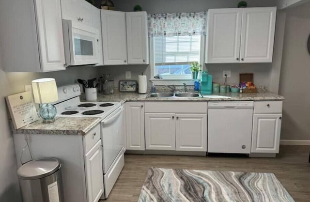2 bedroom/2 bath Short walk to the square